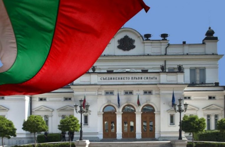 Болгарские министры и депутаты не будут получать зарплаты, пока не кончится действие ЧП