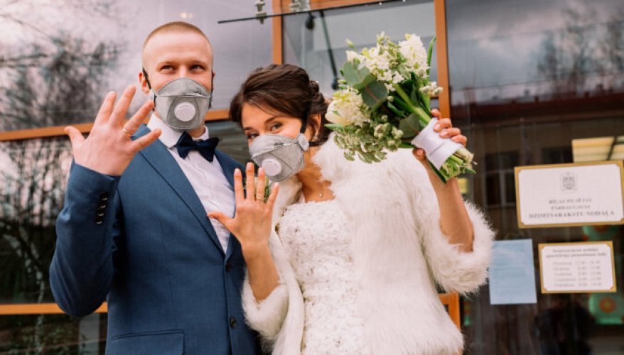 Минздрав Болгарии разрешил жениться в масках