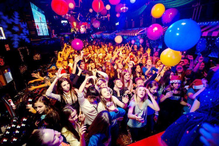 С 15 июня в Болгарии откроют ночные клубы и дискотеки 